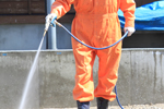 防蟻処理の様子(1)：薬剤散布